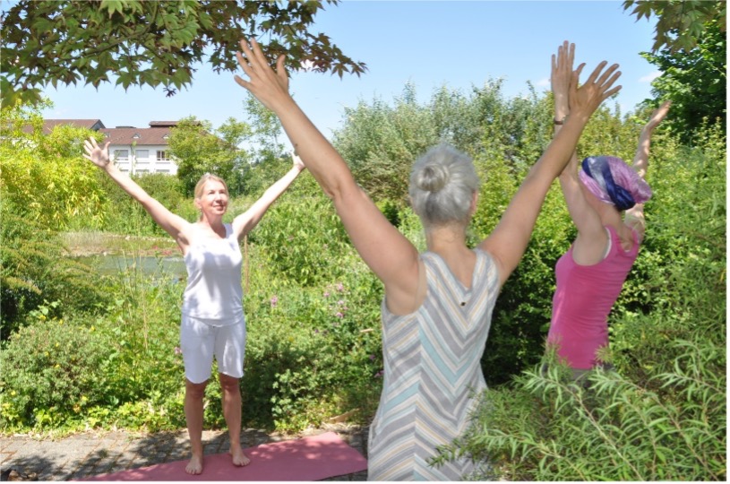 Krebsberatungsstelle Ortenau_Yoga Kurs stehend