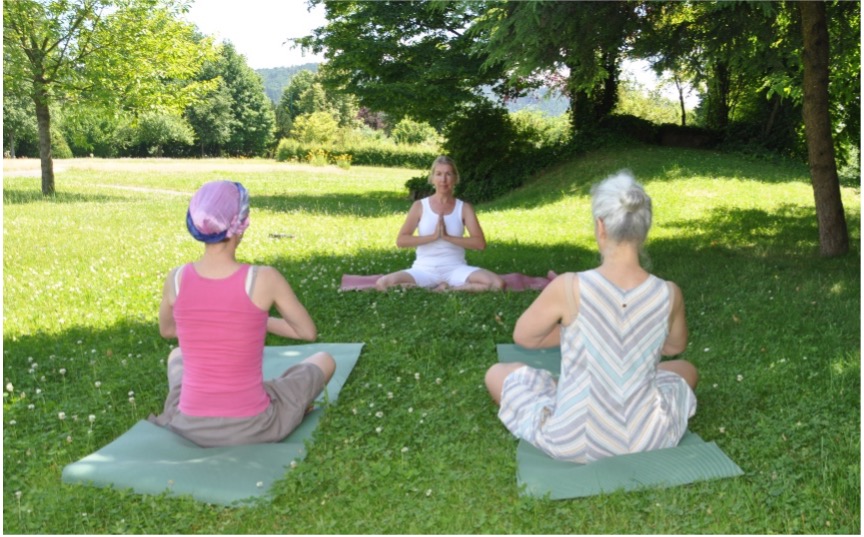 Krebsberatungsstelle Ortenau_Yoga Kurs sitzende Pose